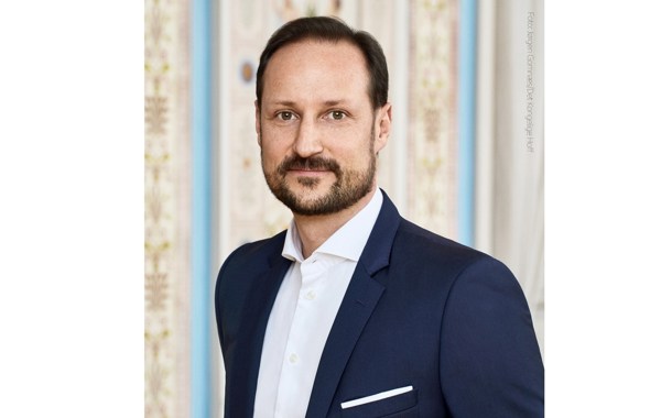 Kronsprins Håkon. Mann med mørkt hår og skjegg, i dress.