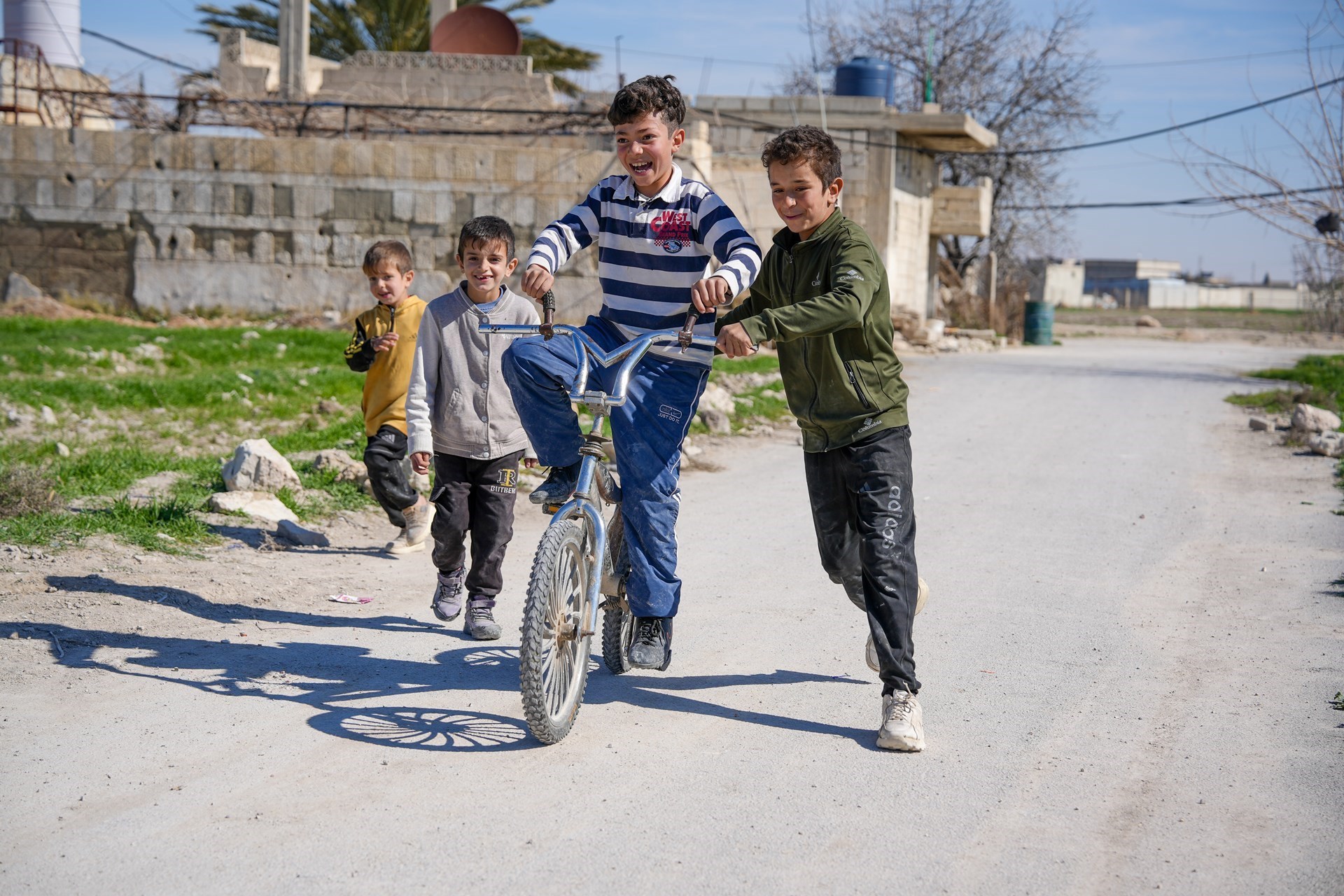 NRK TV Aksjonen 2026 Syria Gutter Sykkel Foto Tareq Mnadili NRC Flyktninghjelpen (1)